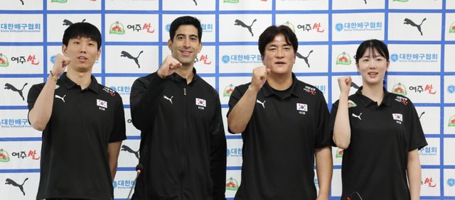 20일 서울 송파구 올림픽회관에서 열린 2026 한국 남녀 배구 국가대표팀 기자회견에 앞서 배구 남녀 국가대표팀 감독과 주장선수들이 파이팅하고 있다.왼쪽부터 황택의 남자배구 국가대표팀 주장, 이사나예 라미레스 남자배구 대표팀 감독, 차상현 여자배구 국가대표팀 감독, 강소휘 여자배구 국가대표팀 주장