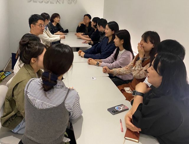 민원담당공무원 소통 간담회 모습. 과천시 제공