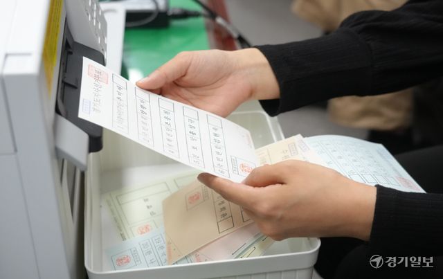 제9회 전국동시지방선거를 13일 앞둔 21일 오후 수원특례시 영통구선거관리위원회에서 관계자들이 거소투표신고인명부에 등록된 선거인에게 발송할 투표용지를 검수하고 있다. 홍기웅기자