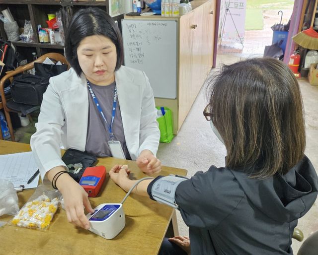 2026년 재가암환자 치유농업 프로그램 대상자 건강 측정을 하는 모습. 양평군 제공
