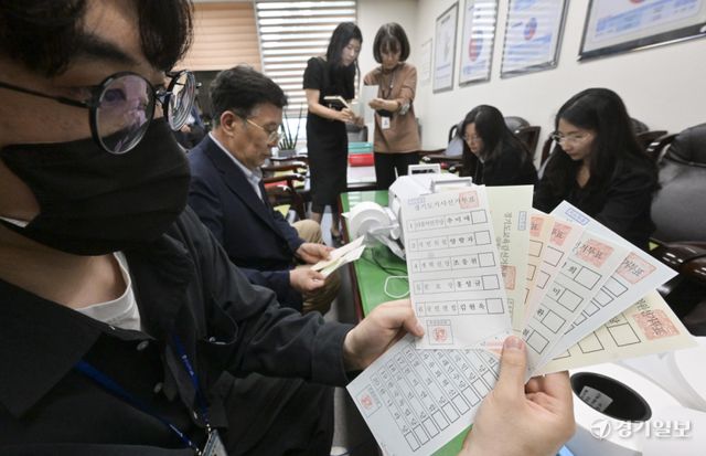 제9회 전국동시지방선거를 13일 앞둔 21일 오후 수원특례시 영통구선거관리위원회에서 관계자들이 거소투표신고인명부에 등록된 선거인에게 발송할 투표용지를 검수하고 있다. 홍기웅기자