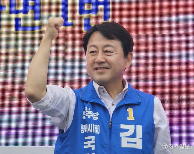 21일 더불어민주당 김용남 평택을 국회의원 재선거 후보가 평택시 안중읍 오거리 인근에서 열린 본 선거 출정식 현장에서 성장과 민생을 함께 챙기겠다는 메세지를 전면에 내세우며 표심을 공략하고 있다. 윤동현기자