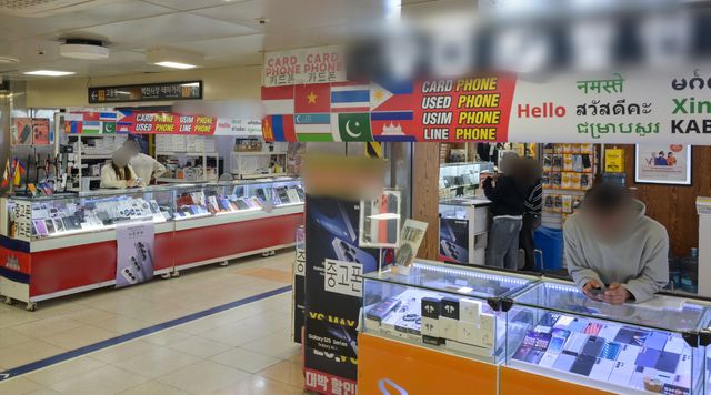 수원역 지하상가가 외국인 휴대전화 개통 성지로 떠올랐지만 관리 공백으로 범죄 악용 우려가 제기된다. 윤원규 기자