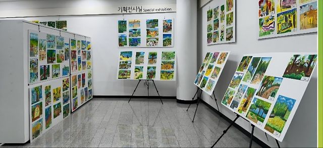 여주시 황학산수목원에 전시된 여주시 아름다운 정원 그림그리기대회 수상작들./사진 =여주시산림조합