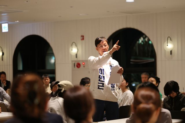 이민근 안산시장 후보가 간담회 참석자들에게 공약을 설명하고 있다. 이민근 후부 선거사무소 제공