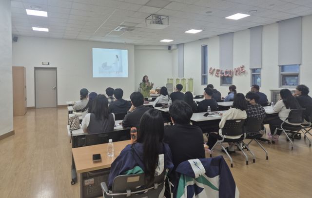안산시 단원보건소가 운영한 예비 부모를 위한 출산준비 교실 참가자들의 강사의 강의에 귀를 기울이고 있다. 안산시 제공