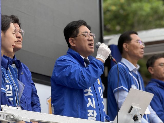 이기형 더불어민주당 김포시장 후보가 유세차량에서 연설하며 지지를 호소하고 있다. 이기형 후보 선거사무소 제공