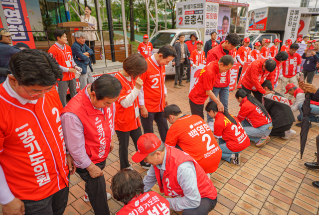 후보자 가족들이 선거운동에 나서는 후보들의 운동화 끈을 매어주며 격려의 마음을 전하고 있다. 백영현 선거사무소 제공