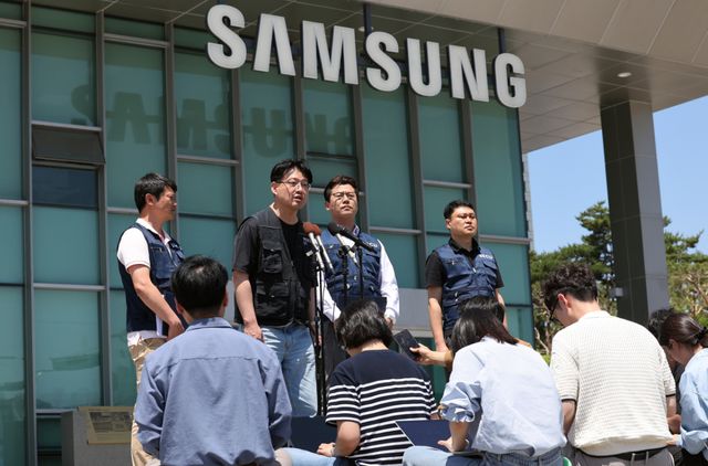 삼성전자 노사 임금협상 잠정합의안 찬반 투표가 시작되는 22일 오후 경기 수원시 삼성전자 정문 앞에서 디바이스경험(DX) 부문 직원들이 주축이 된 삼성전자 노동조합 동행(동행노조) 집행부가 잠정합의안 및 찬반투표 참여 범위에 대한 입장을 밝히고 있다. 연합뉴스