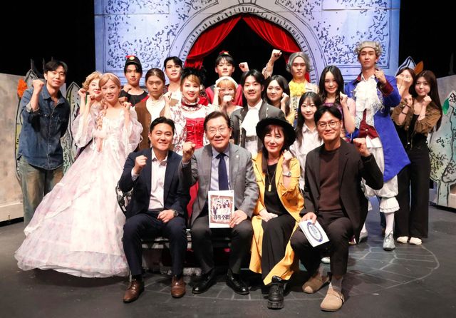 ‘귀족수업’ 연극이 끝난 후 안양대 장광수 총장과 극단 ‘아리’ 대표이자 안양대 공연예술학과 하윤정 교수, 정주영 교수, 장영수 교수가 출연자들과 함께 성공적인 공연을 축하했다. 안양대학교 제공.
