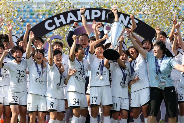 23일 수원종합운동장에서 열린 아시아축구연맹(AFC) 여자 챔피언스리그(AWCL) 결승 내고향여자축구단과 도쿄 베르디 벨레자의 경기. 내고향 선수들이 우승 세리머니를 하고 있다.연합뉴스