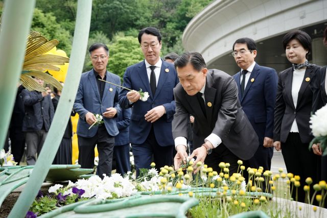 이재준 더불어민주당 수원특례시장 후보가 23일 수원시연화장에서 열린 고(故) 노무현 전 대통령 서거 17주기 추도식에 참석해 헌화하고 있다. 이재준 선거사무소 제공