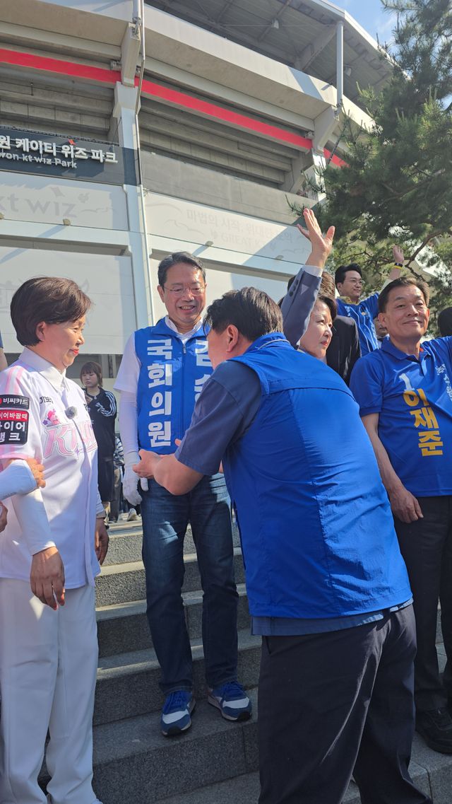 23일 오후 수원KT위즈파크에서 양향자 후보가 추미애 후보를 향해 다가갔지만, 끝내 만남은 성사되지 못했다. 김경희기자
