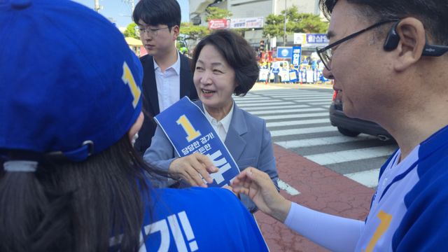추미애 후보가 23일 오후 KT위즈파크에서 수원시민들과 악수를 나누고 있다. 김경희기자