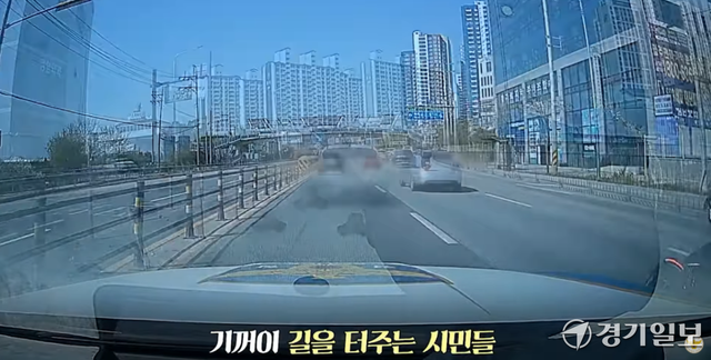 A씨와 B군 모자가 긴급 병원 이송 중 평택시민들이 길을 터주는 모습. 경찰청 유튜브 갈무리