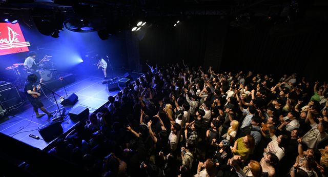 23일 오후 서울 마포구 무신사 개러지에서 열린 인천 펜타포트 락 페스티벌 사전 공연 ‘펜타포트 더 퍼스트 웨이브’를 보기 위해 모인 관객들이 밴드 ‘다브다’의 공연에 호응하고 있다. 조병석기자