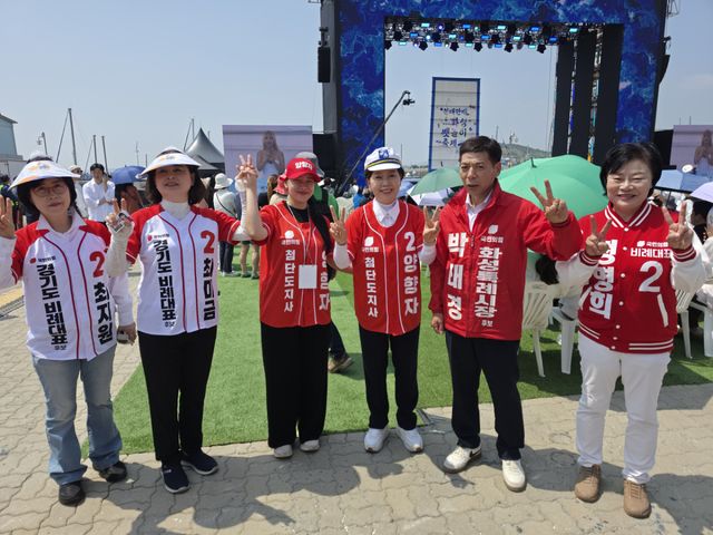 23일 양향자 국민의힘 경기도지사 후보가 제16회 화성 뱃놀이 축제에 참석해 기념촬영을 하고 있다. 이진기자