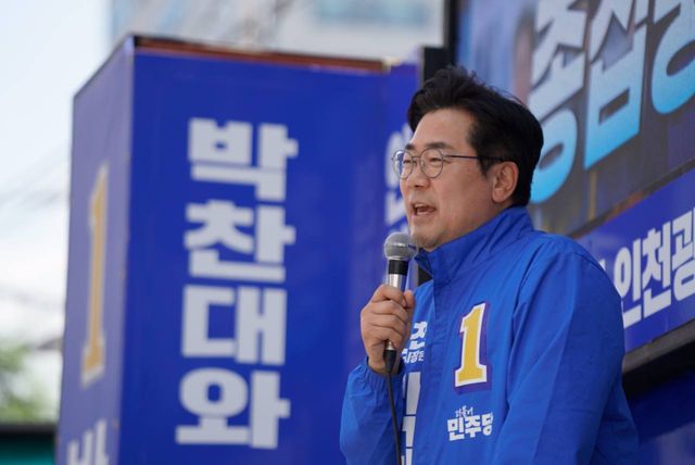23일 민주당 박찬대 인천시장 후보가 부평 로데오거리 일대를 찾아 지지를 호소하고 있다. 당찬캠프 제공