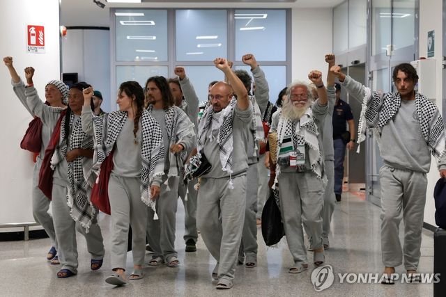 이탈리아로 돌아온 가자 구호선단 활동가들. 연합뉴스