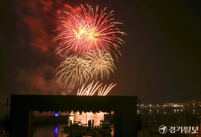 23일 저녁 화성뱃놀이축제 대미를 장식하며 메인 무대 뒤편 서해바다 위로 화려하게 물들인 불꽃놀이 현장. 홍기웅기자