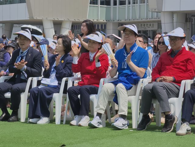 23일 양향자 국민의힘 경기도지사 후보가 제16회 화성 뱃놀이 축제에 참석해 공연을 관람하는 모습이다. 이진기자