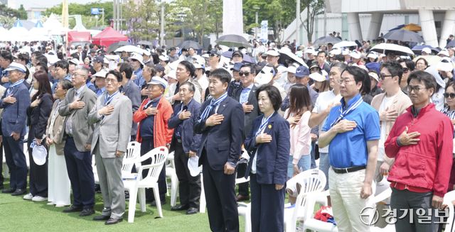 제16회 화성뱃놀이축제 행사 이튿날인 23일 축제 메인 무대에서 윤성진 화성특례시장 권한대행과 배정수 시의회 의장, 송옥주 국회의원 등 주요 내빈들이 참석한 가운데 개막식이 진행되고 있다. 홍기웅기자