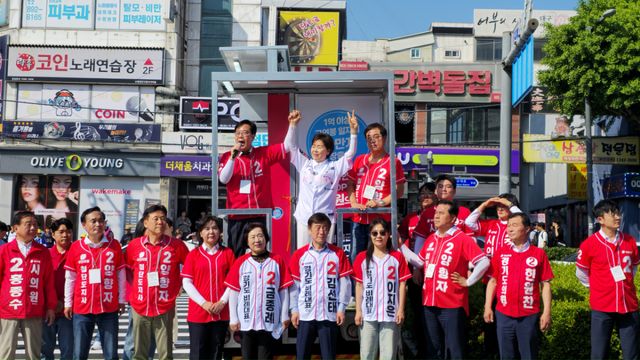 23일 오후 수원 KT위즈파크 앞에서 송언석 국민의힘 원내대표가 양향자 국민의힘 경기도지사 후보의 지원 유세를 하고 있다. 김경희기자