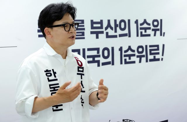 무소속 한동훈 부산 북갑 국회의원 보궐선거 후보가 지난 19일 오전 부산 북구 선거사무소에서 공약 발표 기자회견을 열고 있다. 연합뉴스