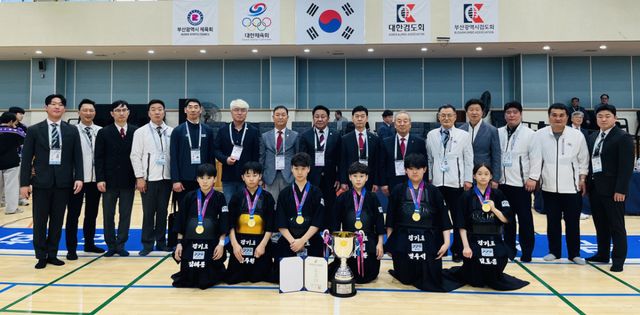 경기도검도회가 23일 제55회 전국소년체육대회 검도 초등부 12세 이하부 단체전 우승을 차지한 뒤 기념촬영을 하고 있다. 경기도검도회 제공