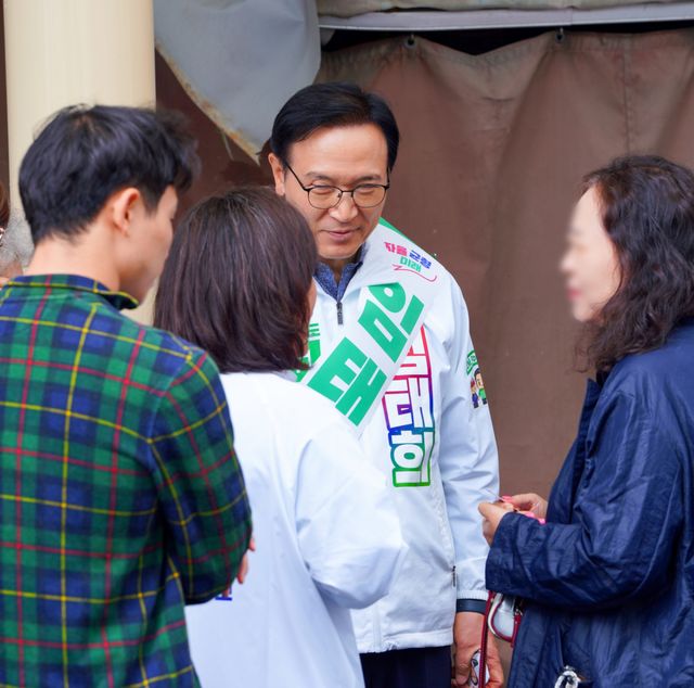 임태희 경기도교육감 후보가 유권자들과 인사를 나누고 있다. 미래교육캠프 제공