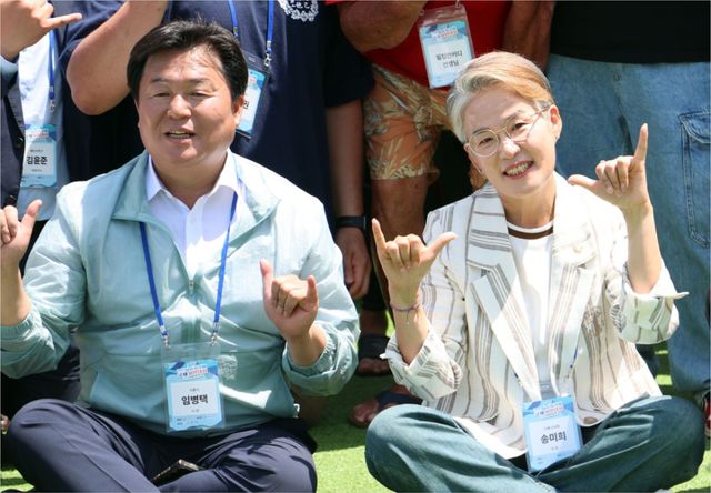 민주당 송미희 시흥 나선거구 시의원 후보가 3선 도전에 나서며 “생활정치의 성과를 바탕으로 더 단단한 시흥의 내일을 만들겠다”고 밝혔다(임병택 시흥시장과 한 행사장에서). 송미희 후보 사무소제공