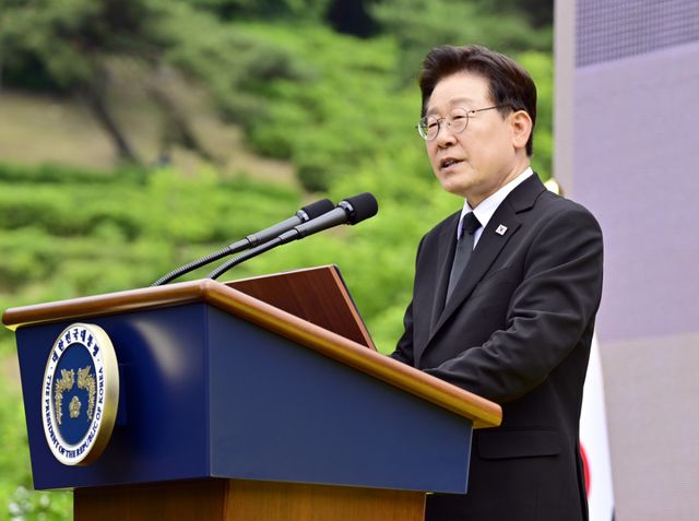 이재명 대통령이 23일 오후 경남 김해시 진영읍 봉하마을에서 열린 노무현 전 대통령 17주기 추도식에서 추도사하고 있다. 연합뉴스