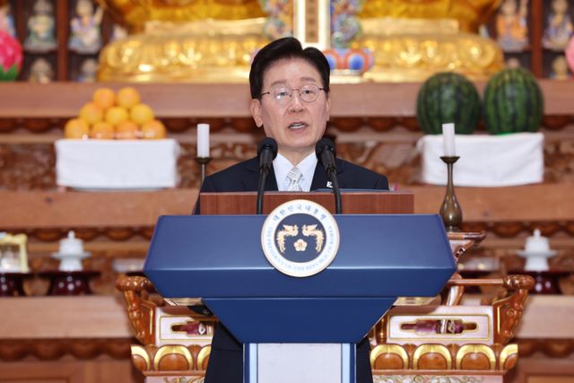 이재명 대통령이 24일 경기 양주시 한 사찰에서 열린 불기 2570년 부처님오신날 봉축법요식에서 축사하고 있다. 연합뉴스