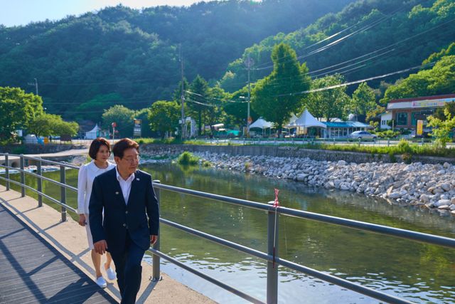이재명 대통령과 김혜경 여사가 24일 경기 포천시 백운계곡을 찾아 현장을 둘러보고 있다. 연합뉴스