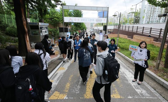 경륜경정총괄본부가 최근 광명경찰서와 함께 광명고등학교를 찾아 청소년 불법도박 예방 교육 및 캠페인을 실시하고 있다. 경륜경정총괄본부 제공