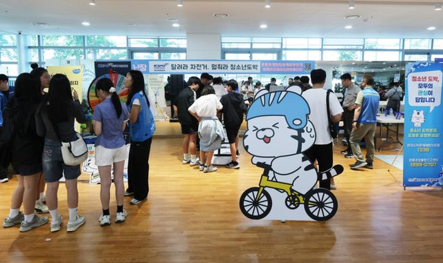 경륜경정총괄본부가 지난 23일 광명시 청소년의 달 기념행사 ‘오월의 난장’을 찾아 건전 홍보 캠페인을 전개하고 있다. 광명시 제공