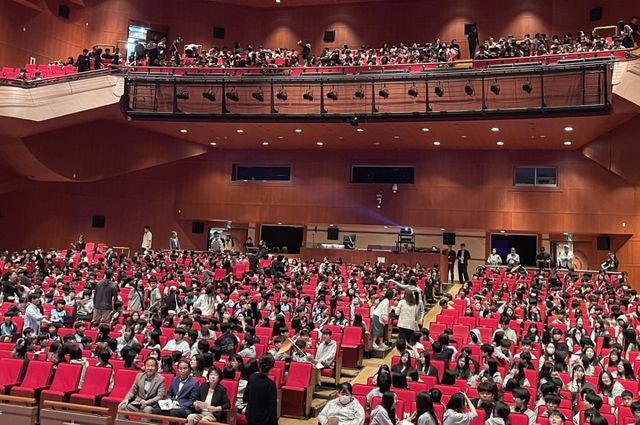 고양교육지원청 ‘고양아트365+’ 사업의 하나인 ‘페인터즈’ 공연관람에 참여한 중학생들이 공연이 시작되기를 기다리고 있다. 경기도고양교육지원청 제공