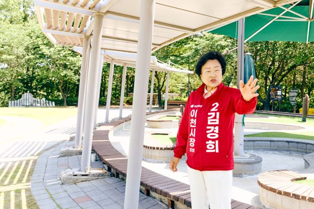 국힘 김경희 이천시장 후보가 온천공원에서 온천공원을 도시숲 ‘시민 힐링센터’를 조성하는 공약을 발표하고 있다. 김경희 후보 사무실 제공.