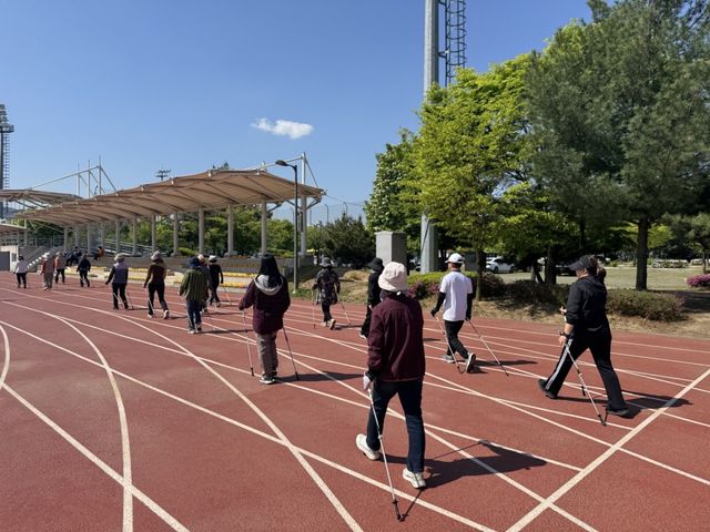 백석체육공원에서 어르신들이 올바른 보행 자세로 자세교정 효과를 거두기 위해 노르딕 워킹 자세를 배우고 있다. 양주시보건소 제공