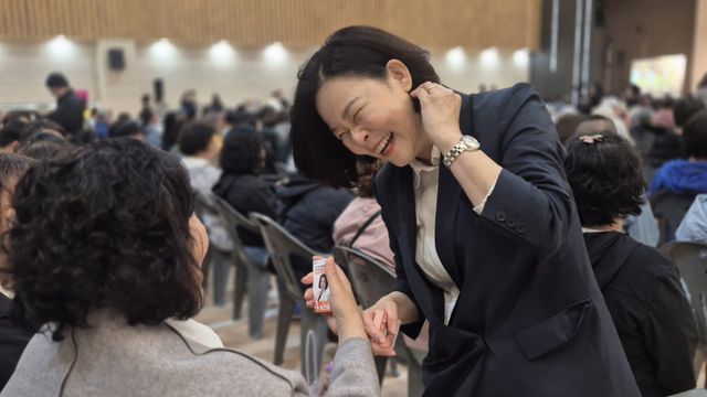 송진영 후보가 활짝웃으며 시민과 대화를 하고 있다. 송진영 후보사무소 제공