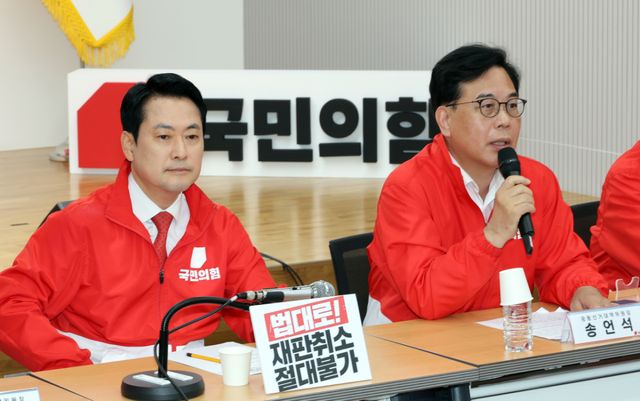 국민의힘 송언석 공동선대위원장이 25일 서울 여의도 당사에서 열린 중앙선거대책위원회의에서 발언하고 있다. 왼쪽은 장동혁 상임선대위원장, 연합뉴스