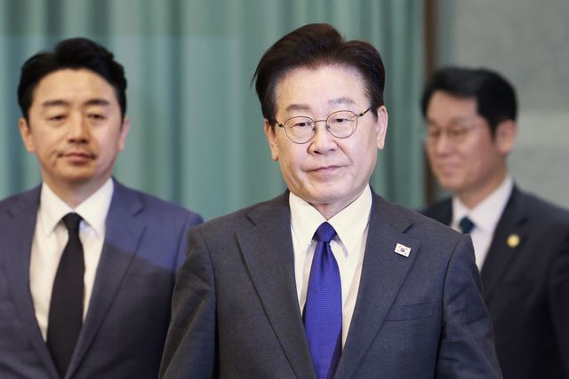 이재명 대통령이 30일 청와대에서 수석보좌관회의에 강훈식 비서실장과 입장하고 있다. 연합뉴스