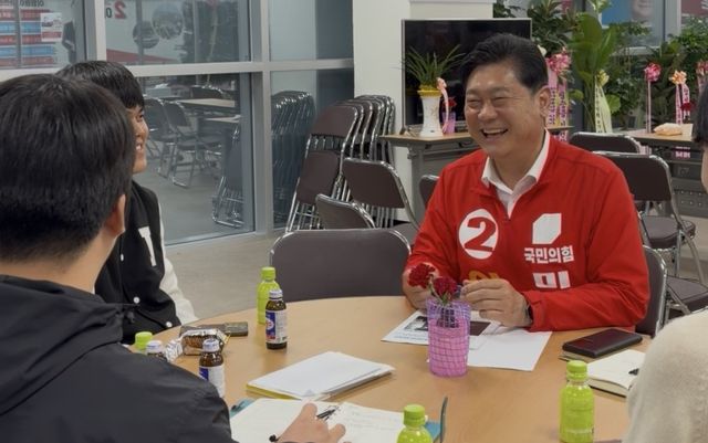 국민의힘 이영훈 인천 미추홀구청장 후보가 25일 인하대 총학생회와 면담을 하고 있다. 이영훈 캠프 제공