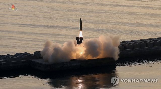 지난 4월 19일 북한서 진행한 탄도미사일 집속탄두 시험발사 모습. 연합뉴스
