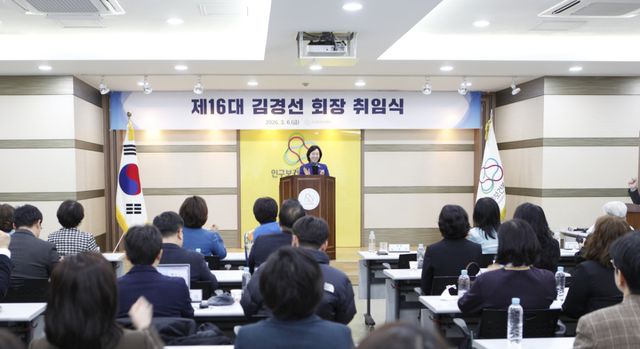 김경선 인구보건복지협회 신임 회장이 지난 3월 서울 영등포구 협회 본부에서 열린 취임식에서 취임사를 하고 있다. 인구보건복지협회 제공