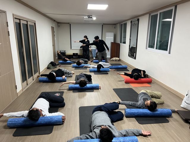 ‘작목별 맞춤형 안전 관리 실천 시범사업’ 중 근골격계질환 예방 운동 교육 현장. 양평군 제공