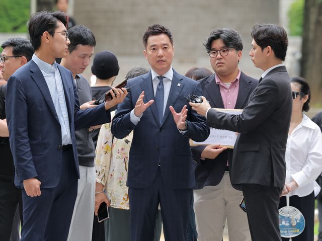 고(故) 김새론의 사망 원인이 배우 김수현의 채무 압박 때문이라는 등 허위 사실을 유포한 혐의를 받는 김세의 가로세로연구소 대표가 26일 서초구 서울중앙지방법원에서 열린 구속 전 피의자 심문(영장실질심사)에 출석하고 있다. 연합뉴스