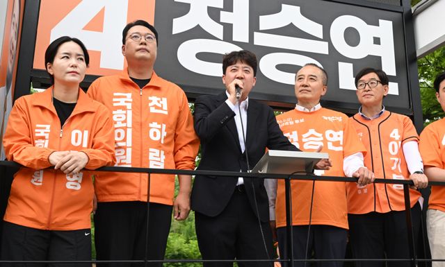 개혁신당 이준석 대표가 26일 인천 연수구 동춘동 일대에서 열린 정승연 후보 지원 유세에서 더불어민주당과 국민의힘 후보들을 향해 ‘낙하산 공천’이라고 비판하고 있다. 조병석기자