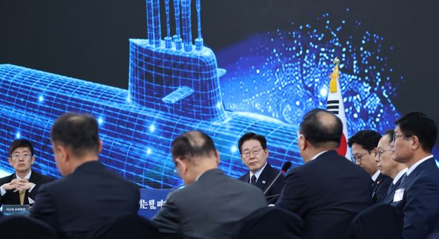 이재명 대통령이 26일 경남 창원시 진해구에서 열린 제1회 미래국방전략위원회에서 참석자 발언을 듣고 있다. 연합뉴스