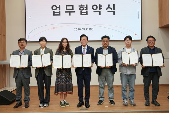 강화군 드림스타트와 국제구호개발 NGO 굿피플의 이주 배경 아동 교육지원사업 추진을 위한 업무협약 체결 모습. 강화군 제공